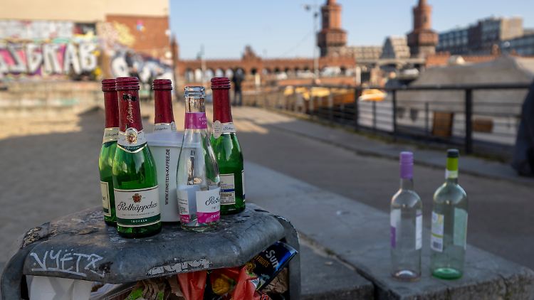 Leere Flaschen stehen in der Nähe der Oberbaumbrücke in Berlin.