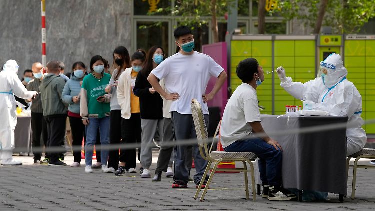 Schlange stehen zum Rachenabstrich: Peking testet einen großen Teil der Bewohner durch.