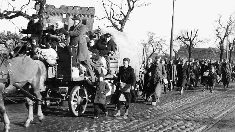 Zu Fuß oder mit Pferdekarren flüchten Menschen aus den östlichen Gebieten des "Dritten Reiches" gegen Ende des 2. Weltkrieges 1945 und in den Folgemonaten in Richtung Westen.