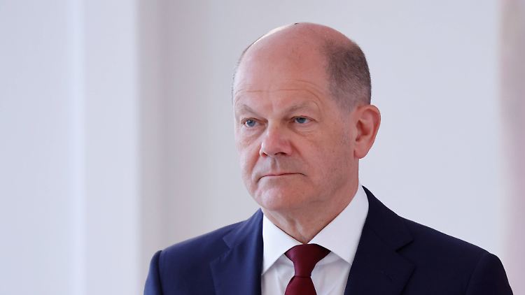 Bei der Kanzlerpräferenz verliert Olaf Scholz einen Punkt, liegt aber immer noch deutlich vor Friedrich Merz.