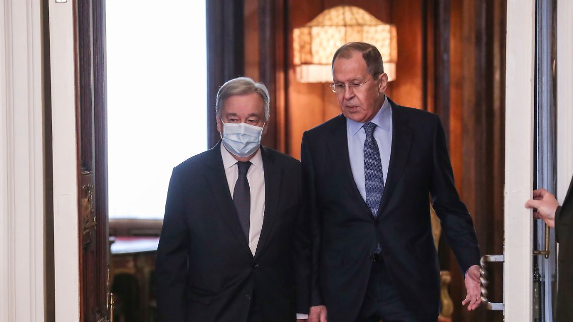 UN-Generalsekretär António Guterres und der russische Außenminister Sergej Lawrow in Moskau.