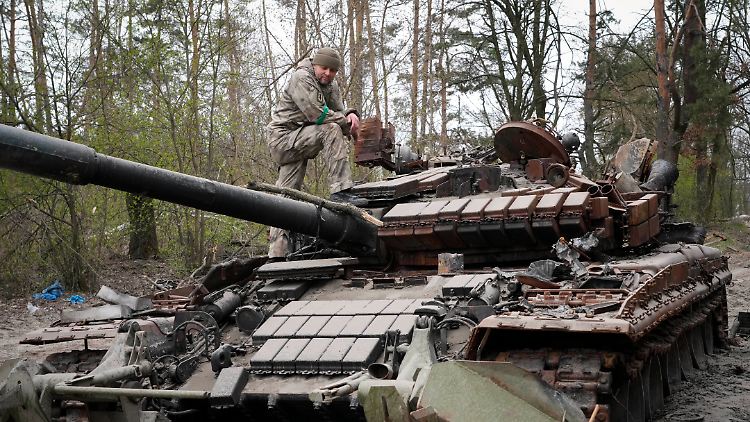 Viele russische Panzer wurden bereits zerstört oder bleiben mangels Treibstoff einfach liegen. 200 dieser Fahrzeuge des Gegners konnten sich die Ukrainer bereits aneignen. 