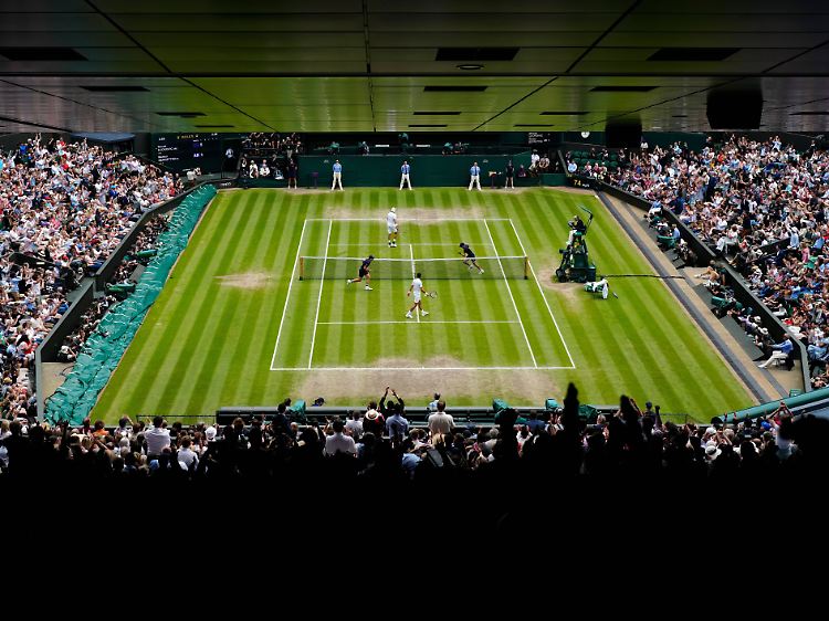Irgendwann sieht der Rasen in Wimbledon dann ziemlich abgenutzt aus.