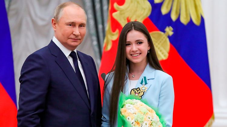 Wladimir Putin ehrte Kamilia Valieva.