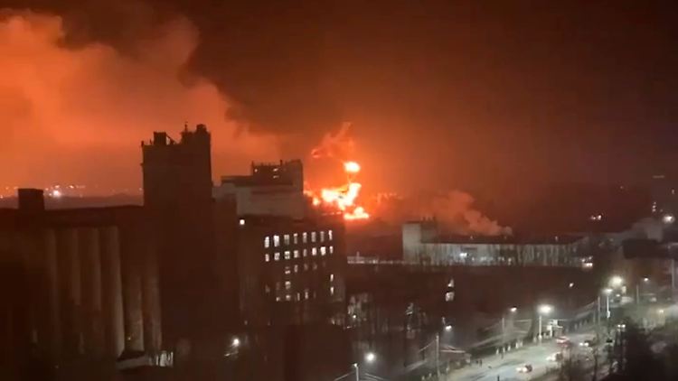 Zwei russische Öllager nahe der ukrainischen Grenze stehen in Flammen.