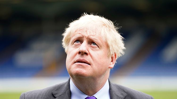Fünf Millionen offene Passanträge: Premier Johnson soll "entsetzt" sein.