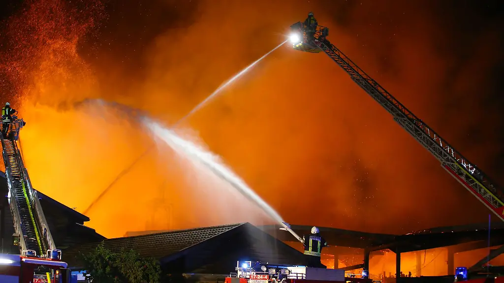 Die-Feuerwehr-rechnet-mit-einem-Millionenschaden-nach-einem-Grossbrand-in-einem-Saegewerk-im-Landkreis-Goettingen