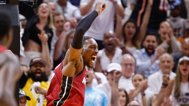 Miamis Bam Adebayo feiert einen Slam Dunk. 