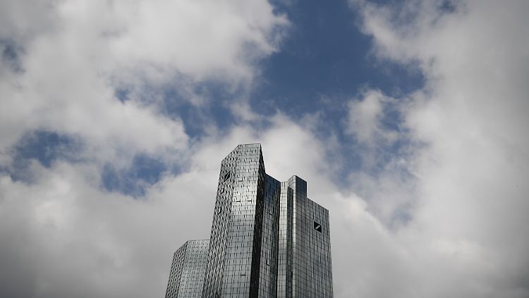 Die Deutsche Bank überrascht zum Jahresauftakt mit einem unerwartet hohen Gewinn.