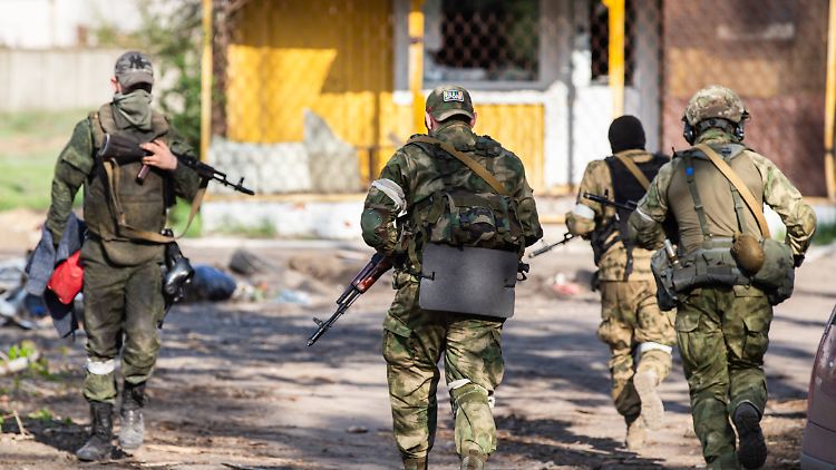 Dieses Foto der Agentur TASS soll tschetschenische Kämpfer des Freiwilligenbatallion Akhmat in der Region Luhansk zeigen. 