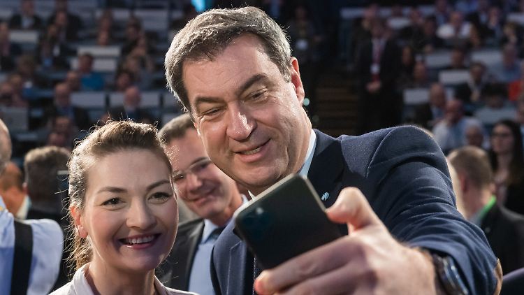 Selfie mit dem bayerischen Landeschef: Judith Gerlach wurde 2018 zur ersten Digitalministerin einer deutschen Landesregierung.
