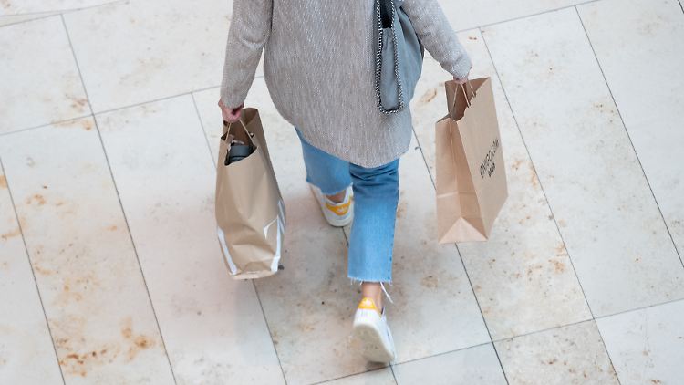 "Neben der generellen Verunsicherung dämpfen vor allem die stark steigenden Preise die Konsumlaune", erklärte Bürkl.
