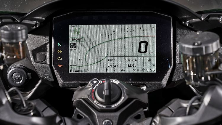 Ein neues TFT-Display im Cockpit der Kawasaki H2 SX SE liefert die Fahrdaten jetzt noch besser strukturiert.