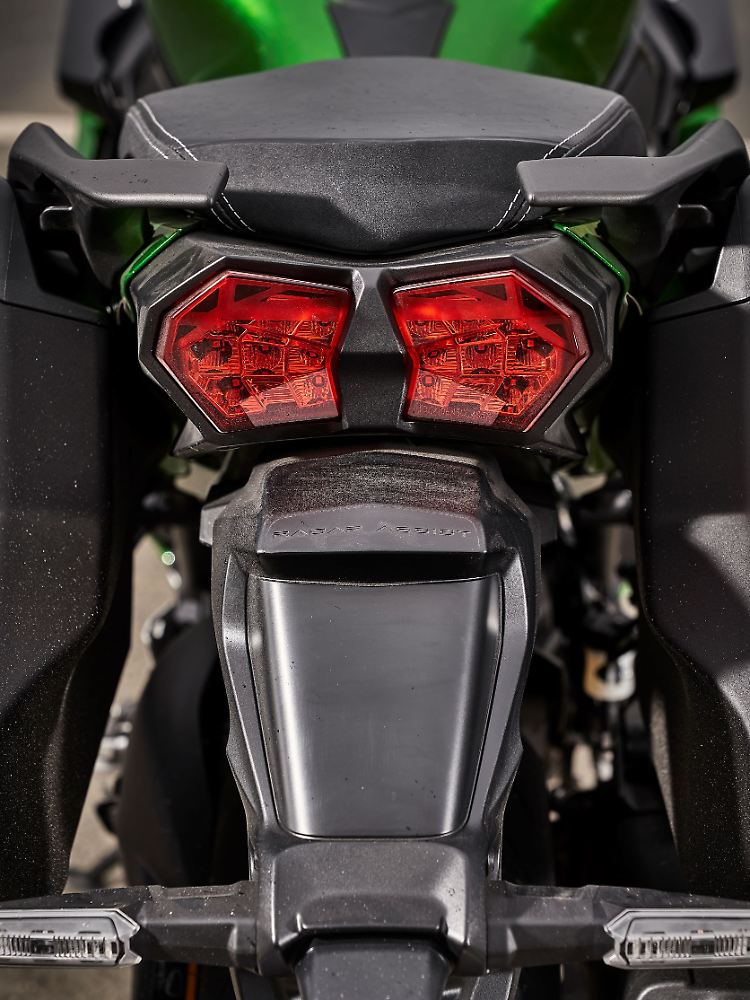 Das Heckradar der Kawasaki H2 SX SE wurde in der hinteren Kotflügelabdeckung versteckt.