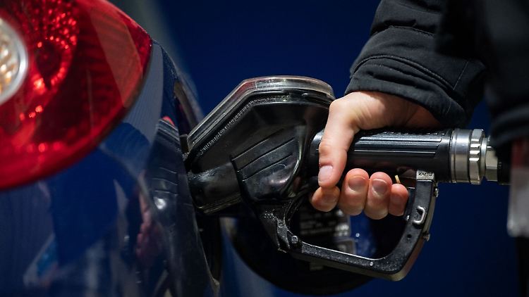 Der ADAC hat seine Mitglieder wegen drohender Energie-Engpässe wegen des Ukraine-Krieges aufgerufen, Sprit zu sparen und auch mal den öffentlichen Nahverkehr zu nutzen.