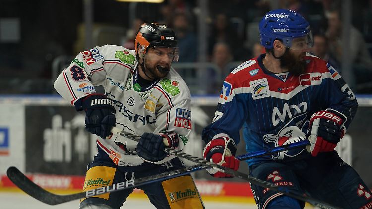 Die Adler um Thomas Larkin (r.) sind klar im Vorteil. 