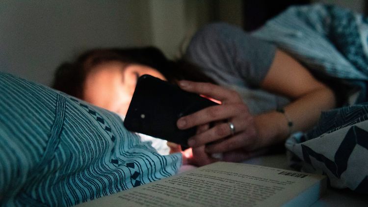 Vielen Menschen fällt es schwer, das Smartphone einfach mal wegzulegen.