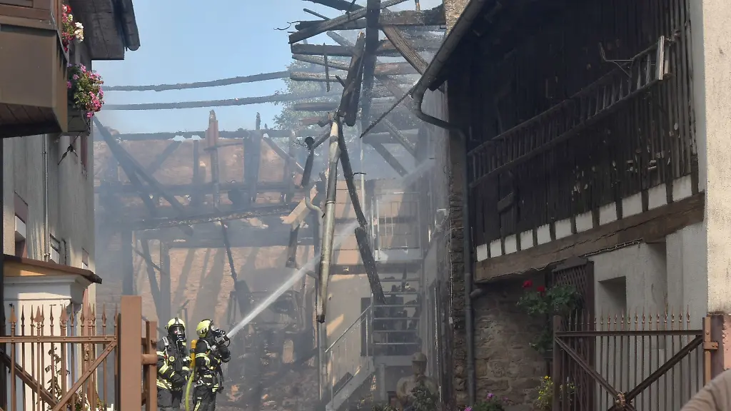 Einen-Tag-nach-dem-Brand-mehrerer-Gebaeude-ist-die-Ursache-noch-unklar