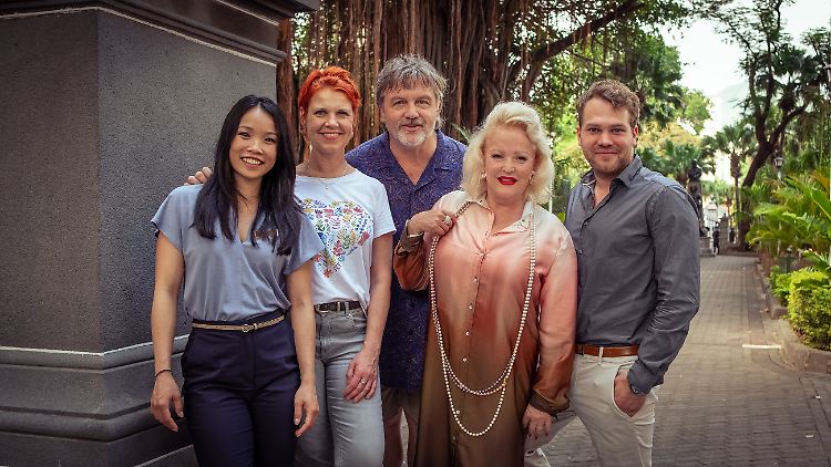 Trang Le Hong, Cordula Stratmann, Hape Kerkeling , Angelika Milster und Ben Münchow (v.l.).