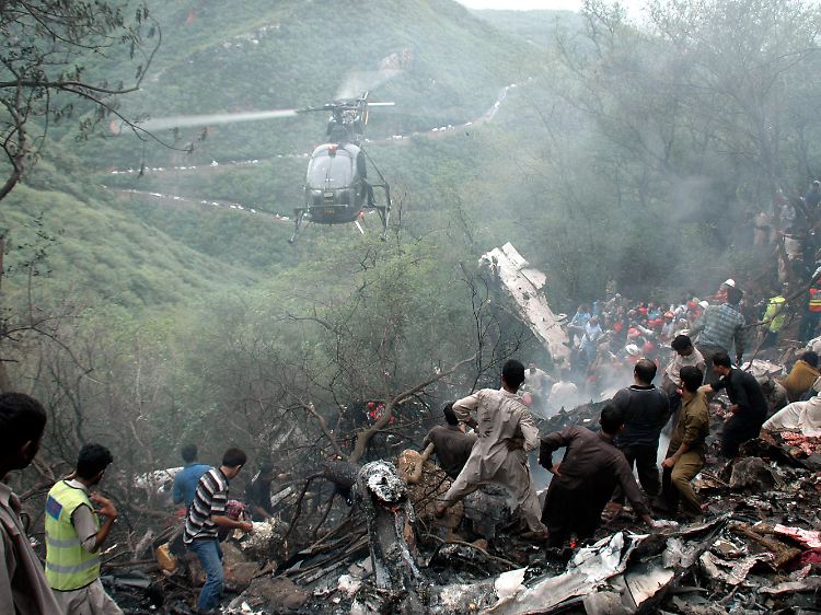28. Juli 2010: Rettungskräfte durchsuchen in den Bergen nahe Islamabad die Trümmer eines Flugzeugs.