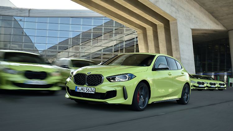 Mit dem adaptiven Fahrwerk und 18-Zoll-Rädern geht es im BMW M135i etwas komfortabler zu, ohne dass er dabei aber seine Sportlichkeit verliert.