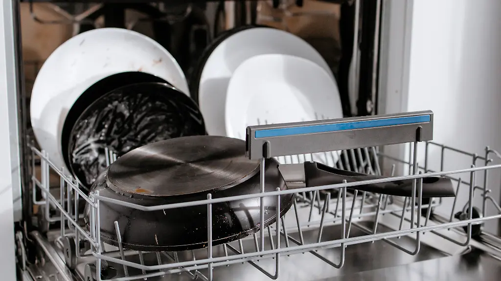 Ob-eine-Pfanne-wirklich-spuelmaschinenfest-ist-haengt-in-erster-Linie-vom-Material-ab