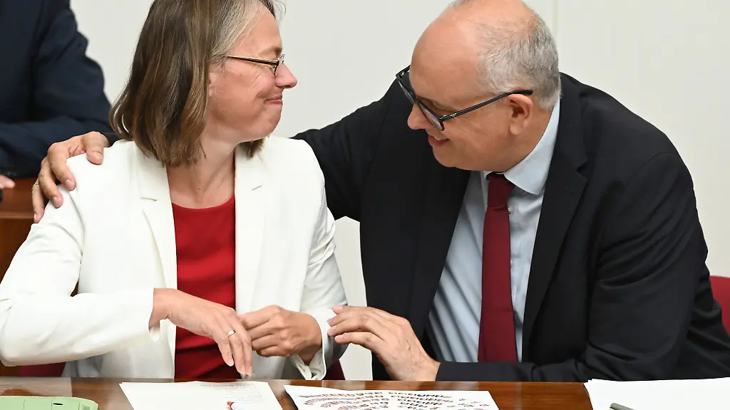 Senatorin-Sascha-Aulepp-und-Buergermeister-Andreas-Bovenschulte-SPD-freuen-sich-ueber-das-Ergebnis-der-Abstimmung