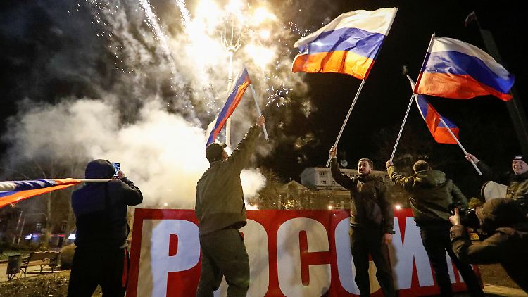 Donezker Separatisten feiern am 21. Februar die Anerkennung durch Russland.