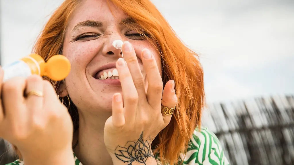 Sonnencreme-muss-man-20-Minuten-vor-dem-Sonnenbad-auftragen-damit-die-Lichtschutzfaktoren-in-der-Haut-wirken-koennen