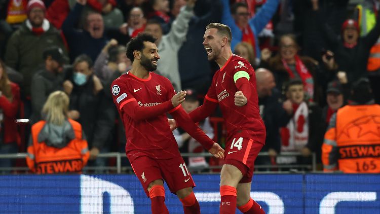 Mohamed Salah (links) traf nicht selbst, aber war erster Gratulant bei Torerzwinger Jordan Henderson.