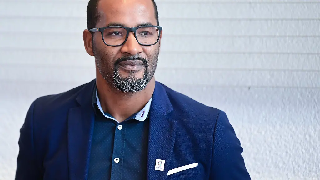 Der-fruehere-Fussball-Nationalspieler-Cacau-lobt-die-Arbeit-von-Sportvorstand-Fabian-Wohlgemuth-und-Trainer-Sebastian-Hoeness-beim-VfB-Stuttgart