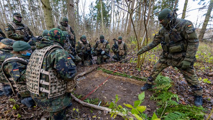 Für die Landesverteidigung brauche es rund 340.000 Soldaten, so Sensburg.