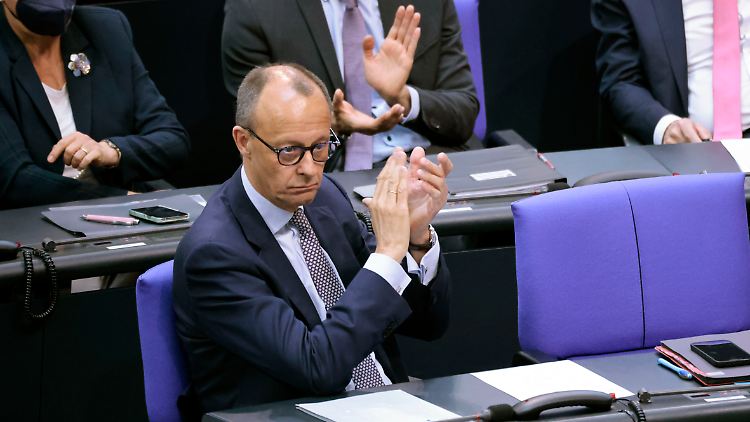 Merz applaudiert den eigenen Rednern. Das Signal der Einigkeit bleibt aus.