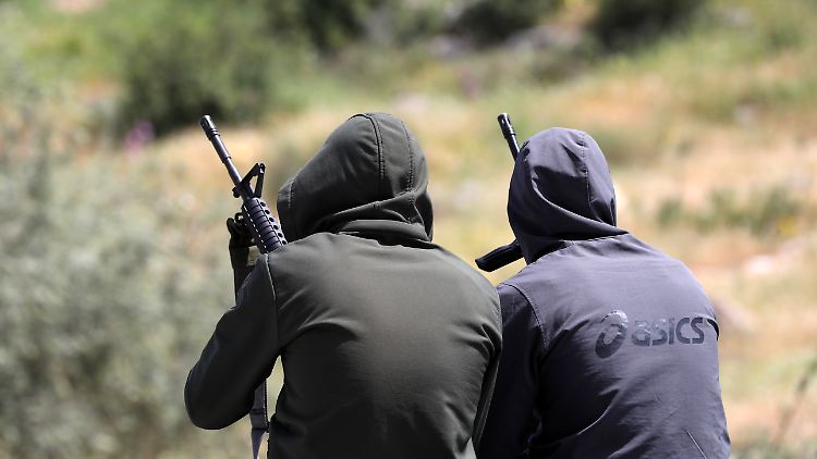 Zwei Teilnehmer einer Beerdigung im April nahe Dschenin. Der Tote war ein 19-Jähriger, der bei Zusammenstößen mit der israelischen Armee ums Leben kam.