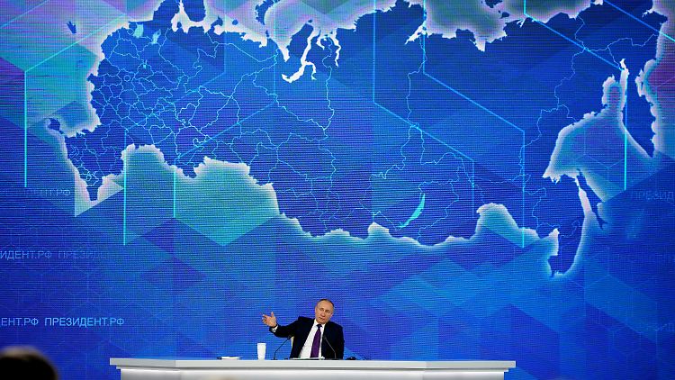 Putin bei einem Auftritt im vergangenen Dezember, hinter ihm eine Karte mit den inneren Grenzen der Russischen Föderation. "Ich glaube, dass wir heute Zeugen des letzten Zuckens des russischen Imperialismus werden", sagt Oleg Radsinski.