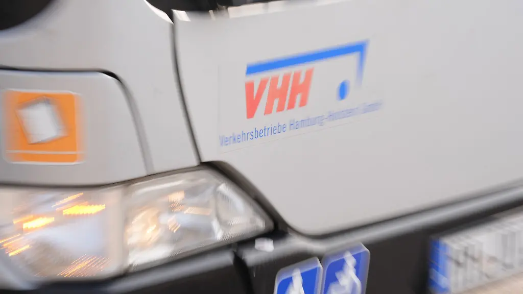 Ein-Bus-der-VHH-steht-an-einer-Haltestelle-in-Hamburg