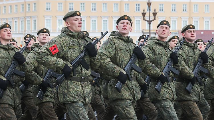 Treibstoff, Essen, Munition - im Krieg gegen die Ukraine mangelt es russischen Soldaten oft am Nötigsten - hier proben sie für die Siegesparade am 9. Mai.