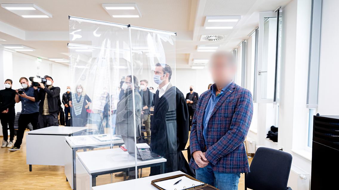 Der angeklagte Kriminalhauptkommissar (rechts) bei der Verhandlung in einem Saal vom Fachgerichtszentrum Hannover.