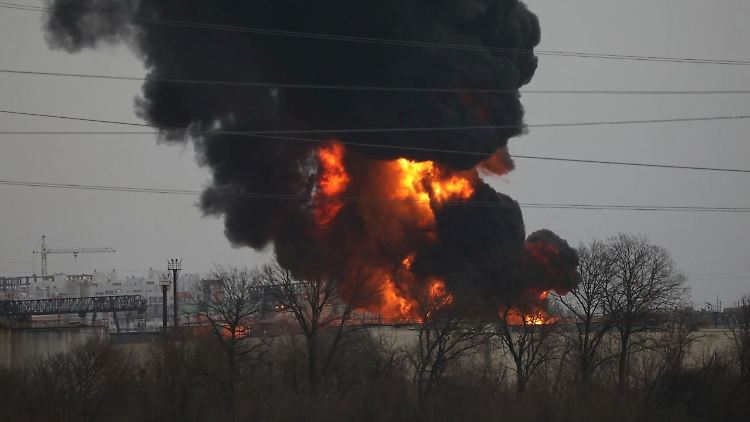 Eine der ersten größeren Attacken ukrainischer Kräfte in Russland soll es am 1. April nahe Belgorod gegeben haben. Zwei Helikopter hätten ein Treibstoffdepot beschossen, behauptet Russland. 