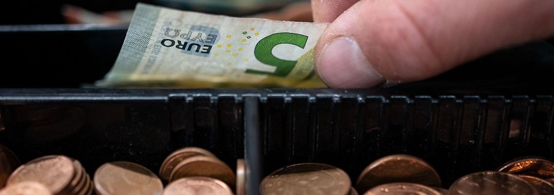 Höhere Inflationsraten schmälern die Kaufkraft von Verbraucherinnen und Verbrauchern.