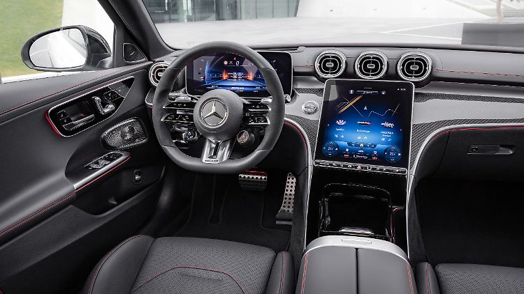Der Innenraum gleicht dem der C-Klasse, wird aber beim AMG C 43 sportlich aufgewertet.