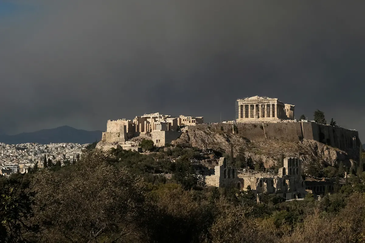 2024-08-11T182119Z-430908289-RC2SD9AGCR96-RTRMADP-3-EUROPE-WEATHER-GREECE-WILDFIRE