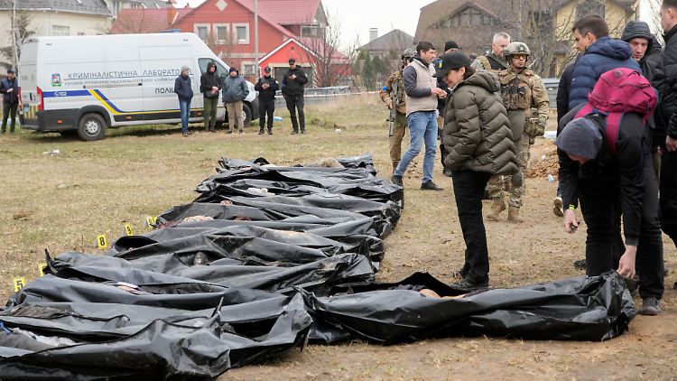 In Butscha wurden mittlerweile hunderte von Leichen exhumiert, um mögliche Kriegsverbrechen zu ermitteln. 