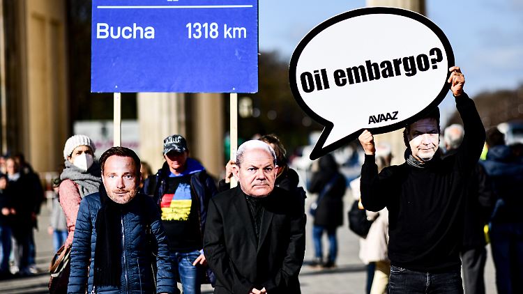 Bereits Anfang April beklagten Aktivisten in Berlin die zögerliche Haltung der Bundesregierung bei einem möglichen Embargo russischen Öls. 