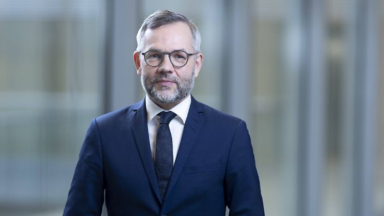 Roth ist Vorsitzender des Auswärtigen Ausschusses im Bundestag und Mitglied des SPD-Präsidiums.