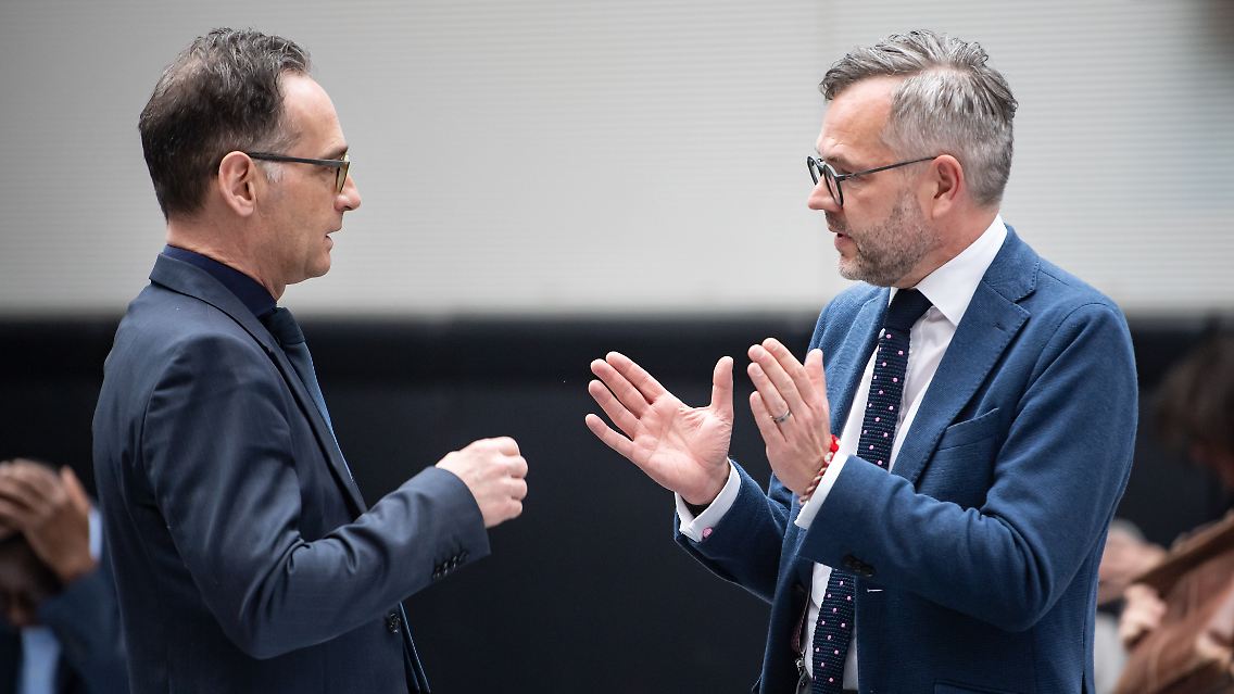 Michael Roth sitzt seit 1998 für den hessischen Wahlkreis Werra-Meißner / Hersfeld-Rotenburg im Bundestag. Von 2013 bis 2021 war er Staatsminister im Auswärtigen Amt, das zeitweise von Außenminister Heiko Maas (auf dem Foto links) geführt wurde. Seit Beginn der laufenden Legislaturperiode ist der SPD-Politiker Vorsitzender des Auswärtigen Ausschusses.