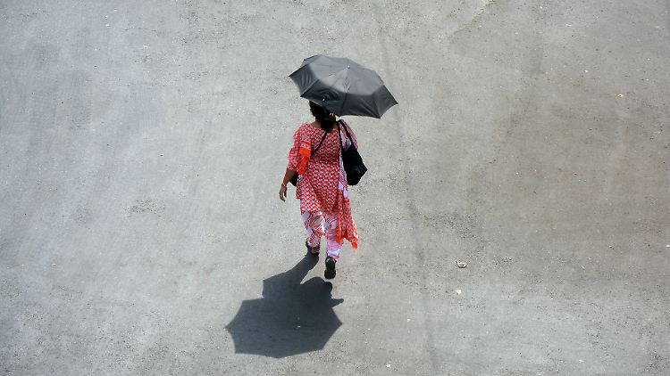 In Indien suchen die Menschen Schutz vor der Sonne.