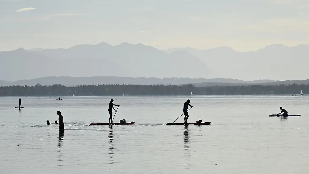 Wassersport-mit-Stand-Up-Paddle-Boards-wie-hier-am-Starnberger-See-liegt-weiter-im-Trend