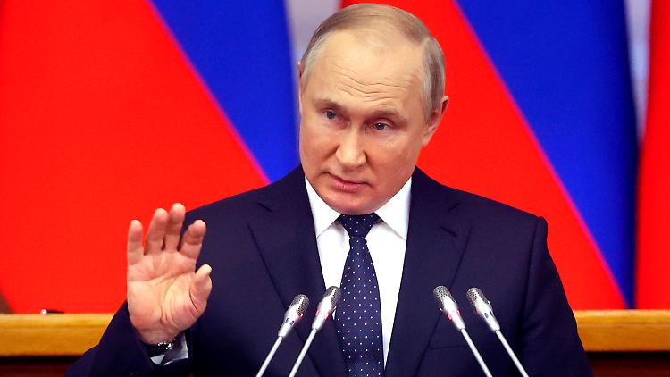 "Präsident (Wladimir Putin) hat es ganz klar gesagt: Die Zivilisten können gehen und zwar in jede Richtung, die Militärs müssen rauskommen und ihre Waffen niederlegen", sagte Kremlsprecher Dmitri Peskow