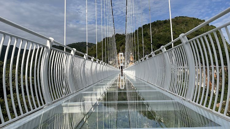 Die Belastbarkeit der Brücke wurde mit schweren Lastwagen getestet.
